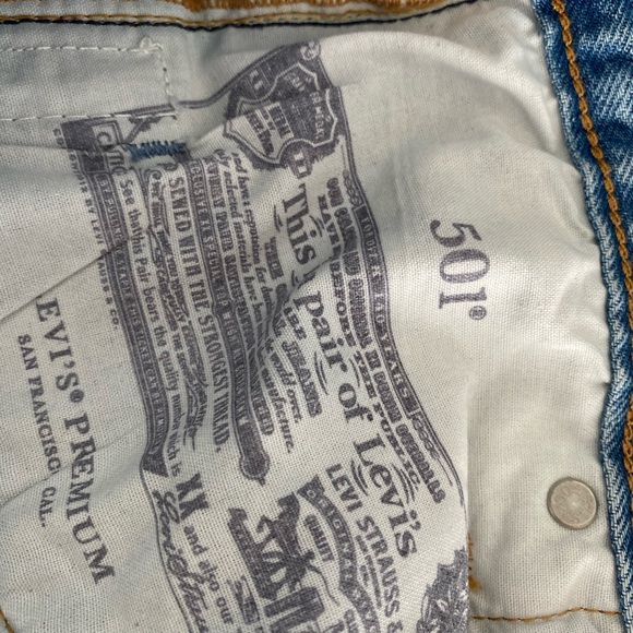 Levi's 501 Crop Jean in Diamond - Picture 9 of 11